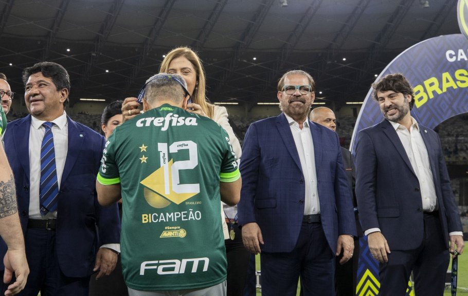 Jogadores do Palmeiras recebem as medalhas no Mineirão
Créditos: Joilson Marconne/CBF